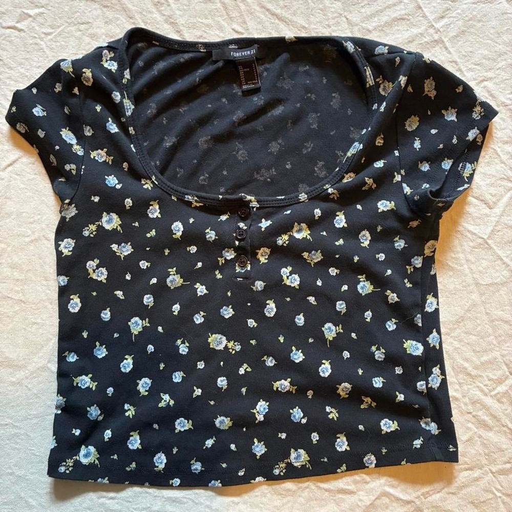 Forever 21 trendy black floral crop top